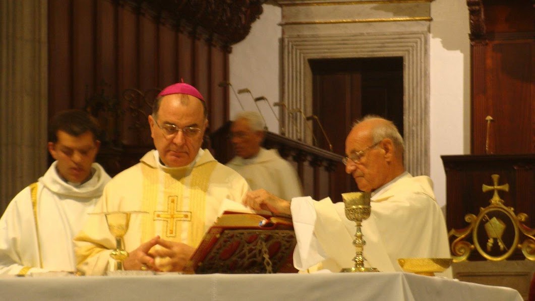 «Y está sentado junto al Padre». En ‘Haciendo Iglesia’