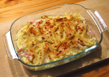 Ensalada verde y macarrones con jamón y bechamel gratinado, ‘En la cocina’