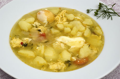 Caldo de papas con huevos y cilantro, ‘En la cocina’