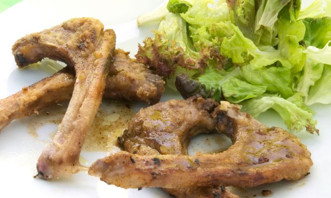 Chuletas de cordero a la miel, ‘En la cocina’
