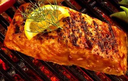 Salmón grillé con guarnición de papa al horno y tomate grillé, ‘En la cocina’