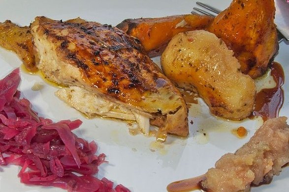 Pechugas de pavo rellenas y guarnición de puré de castañas y nabos salteados, ‘En la cocina’