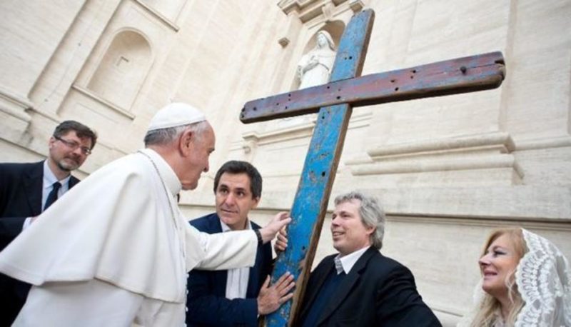 Llegada de la Cruz de Lampedusa, en ‘Solidaridad’