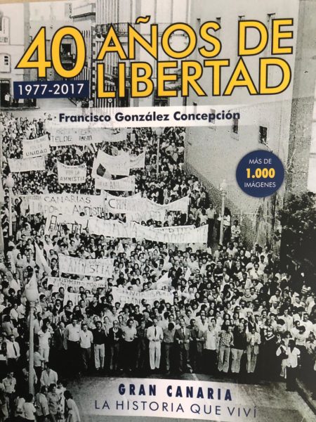 Francisco González Concepción con su libro «40 años de libertad: 1977-2017», en ‘El andén’
