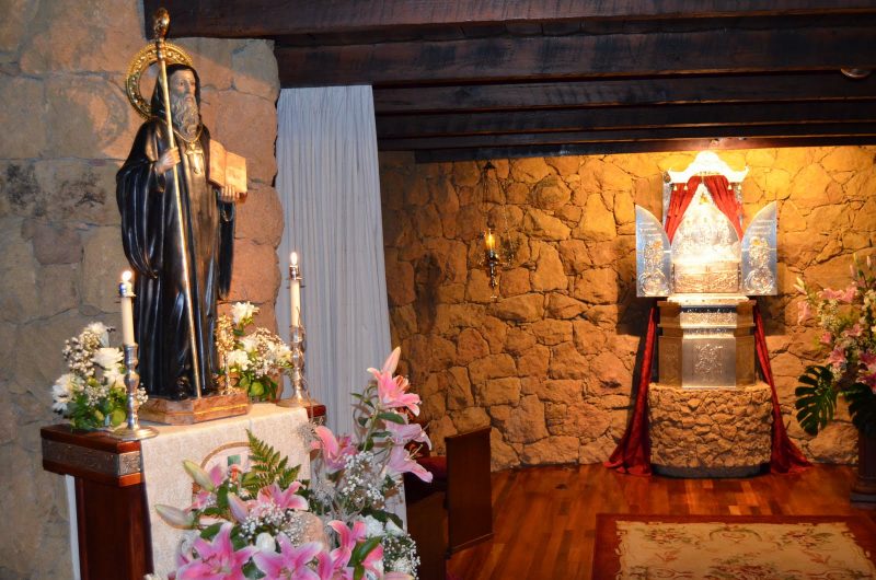 Los Benedictinos colaboran cada día con el rezo de Completas a las 22.30 horas